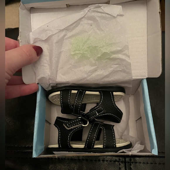 New in box Size 2 baby sandals - Picture 4 of 5